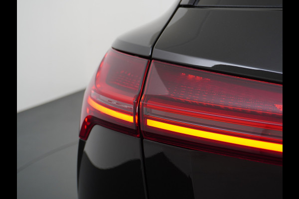 Audi e-tron 55 Quattro 95kWh 408PK Trekhaak Leder/Alcantara Panoramadak Adap.Cruise Navi Ecc Stoelverwarming Business Edition Plus Luchtvering Memory Lmv Elek.Achterklep Privacy Glas Keyless 1e Eigenaar 1.800KG Trekgewicht Zeer compleet!