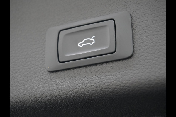 Audi e-tron 55 Quattro 95kWh 408PK Trekhaak Leder/Alcantara Panoramadak Adap.Cruise Navi Ecc Stoelverwarming Business Edition Plus Luchtvering Memory Lmv Elek.Achterklep Privacy Glas Keyless 1e Eigenaar 1.800KG Trekgewicht Zeer compleet!