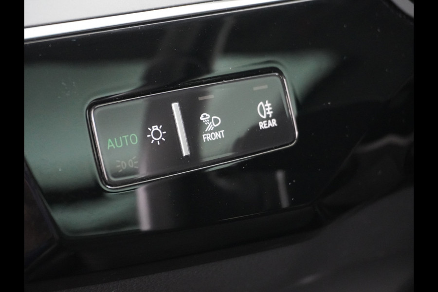 Audi e-tron 55 Quattro 95kWh 408PK Trekhaak Leder/Alcantara Panoramadak Adap.Cruise Navi Ecc Stoelverwarming Business Edition Plus Luchtvering Memory Lmv Elek.Achterklep Privacy Glas Keyless 1e Eigenaar 1.800KG Trekgewicht Zeer compleet!
