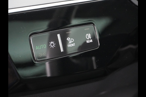 Audi e-tron 55 Quattro 95kWh 408PK Trekhaak Leder/Alcantara Panoramadak Adap.Cruise Navi Ecc Stoelverwarming Business Edition Plus Luchtvering Memory Lmv Elek.Achterklep Privacy Glas Keyless 1e Eigenaar 1.800KG Trekgewicht Zeer compleet!