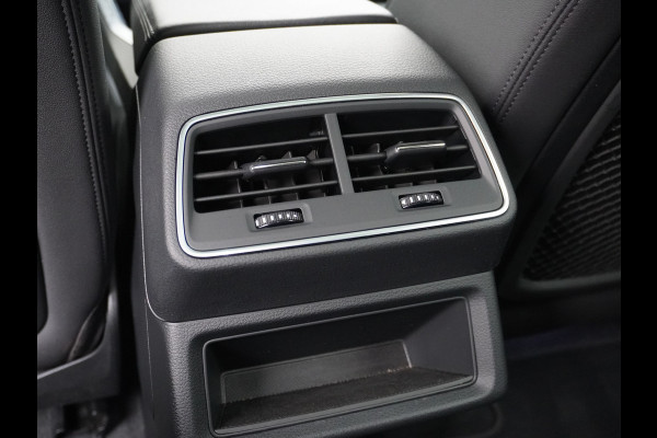 Audi e-tron 55 Quattro 95kWh 408PK Trekhaak Leder/Alcantara Panoramadak Adap.Cruise Navi Ecc Stoelverwarming Business Edition Plus Luchtvering Memory Lmv Elek.Achterklep Privacy Glas Keyless 1e Eigenaar 1.800KG Trekgewicht Zeer compleet!