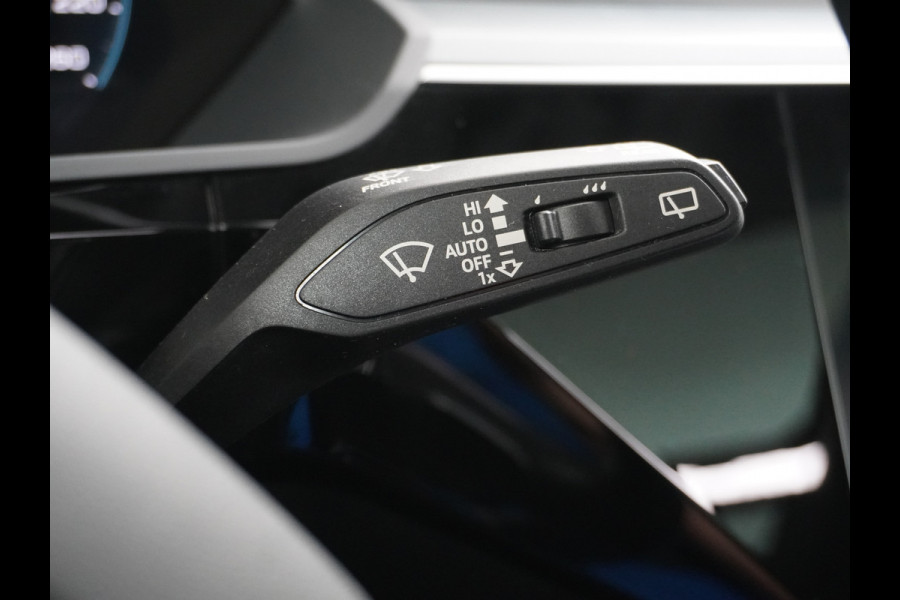 Audi e-tron 55 Quattro 95kWh 408PK Trekhaak Leder/Alcantara Panoramadak Adap.Cruise Navi Ecc Stoelverwarming Business Edition Plus Luchtvering Memory Lmv Elek.Achterklep Privacy Glas Keyless 1e Eigenaar 1.800KG Trekgewicht Zeer compleet!