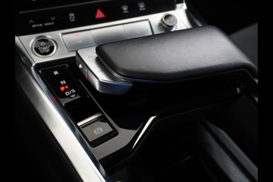 Audi e-tron 55 Quattro 95kWh 408PK Trekhaak Leder/Alcantara Panoramadak Adap.Cruise Navi Ecc Stoelverwarming Business Edition Plus Luchtvering Memory Lmv Elek.Achterklep Privacy Glas Keyless 1e Eigenaar 1.800KG Trekgewicht Zeer compleet!