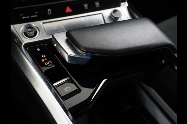 Audi e-tron 55 Quattro 95kWh 408PK Trekhaak Leder/Alcantara Panoramadak Adap.Cruise Navi Ecc Stoelverwarming Business Edition Plus Luchtvering Memory Lmv Elek.Achterklep Privacy Glas Keyless 1e Eigenaar 1.800KG Trekgewicht Zeer compleet!