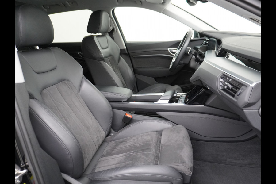Audi e-tron 55 Quattro 95kWh 408PK Trekhaak Leder/Alcantara Panoramadak Adap.Cruise Navi Ecc Stoelverwarming Business Edition Plus Luchtvering Memory Lmv Elek.Achterklep Privacy Glas Keyless 1e Eigenaar 1.800KG Trekgewicht Zeer compleet!