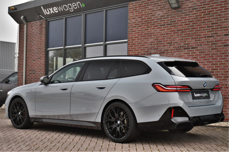 BMW 5 Serie Touring 520i M-Sport Pano Trekh 21inch Brooklyngrau ACC 360 H/K HUD Stoelventilatie