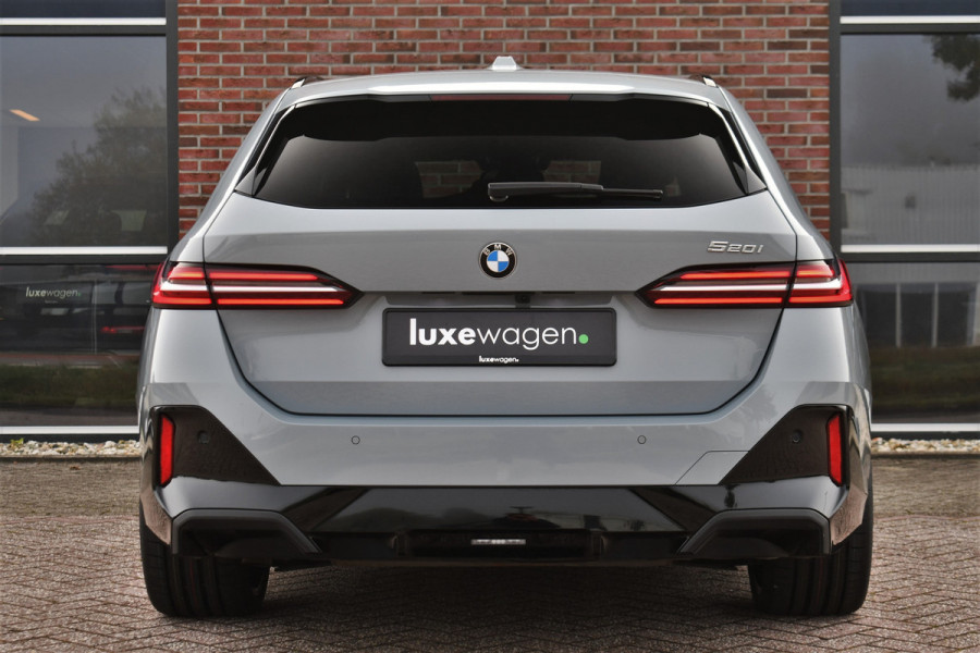 BMW 5 Serie Touring 520i M-Sport Pano Trekh 21inch Brooklyngrau ACC 360 H/K HUD Stoelventilatie