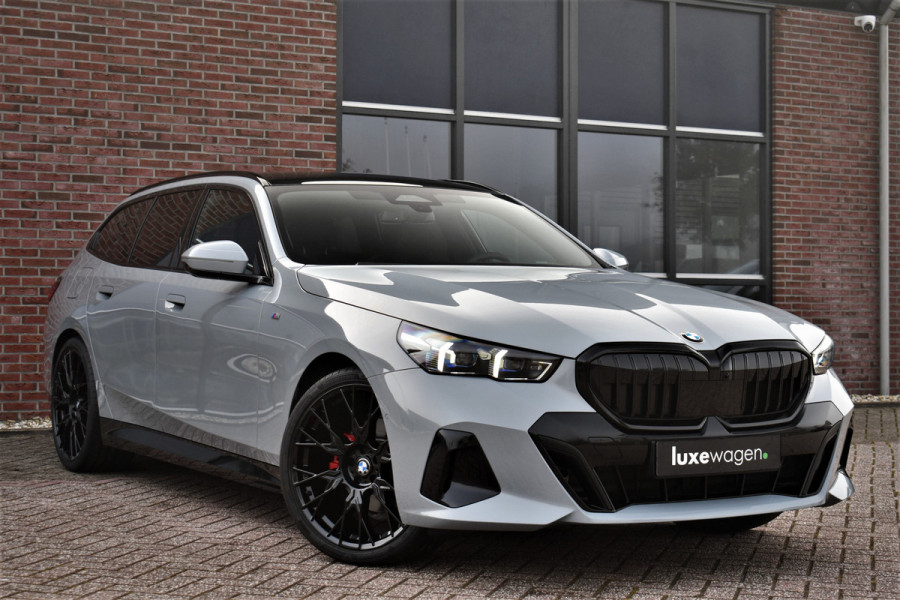 BMW 5 Serie Touring 520i M-Sport Pano Trekh 21inch Brooklyngrau ACC 360 H/K HUD Stoelventilatie