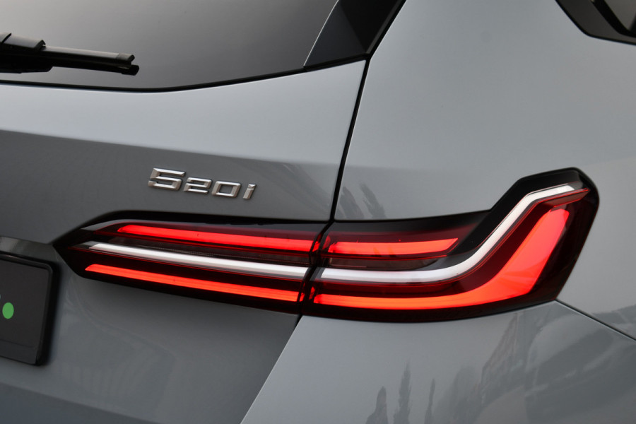 BMW 5 Serie Touring 520i M-Sport Pano Trekh 21inch Brooklyngrau ACC 360 H/K HUD Stoelventilatie