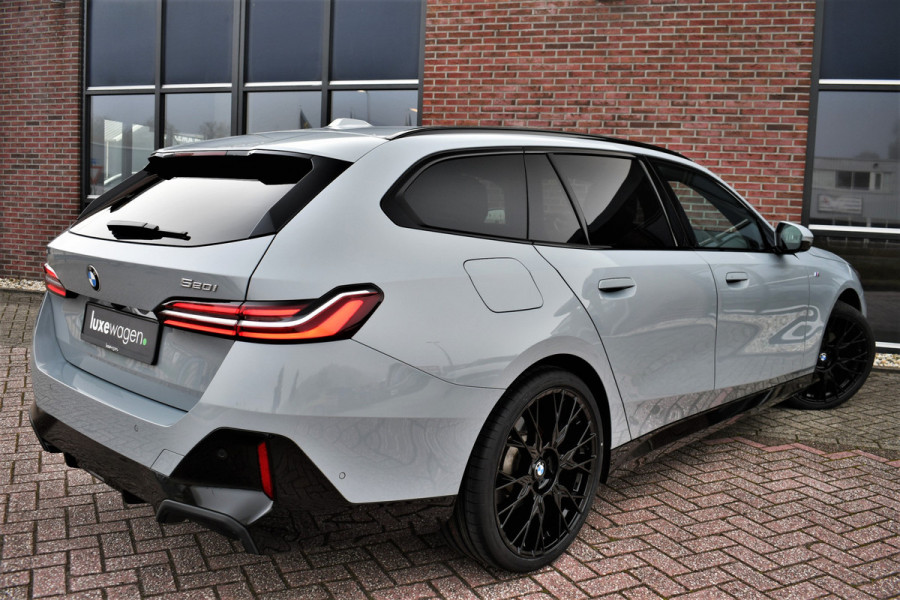 BMW 5 Serie Touring 520i M-Sport Pano Trekh 21inch Brooklyngrau ACC 360 H/K HUD Stoelventilatie