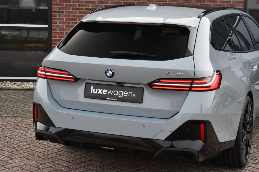 BMW 5 Serie Touring 520i M-Sport Pano Trekh 21inch Brooklyngrau ACC 360 H/K HUD Stoelventilatie