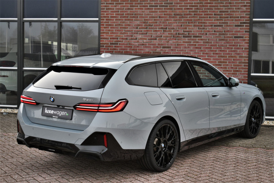 BMW 5 Serie Touring 520i M-Sport Pano Trekh 21inch Brooklyngrau ACC 360 H/K HUD Stoelventilatie