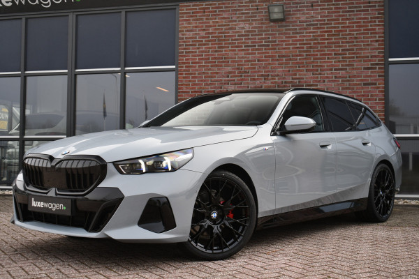 BMW 5 Serie Touring 520i M-Sport Pano Trekh 21inch Brooklyngrau ACC 360 H/K HUD Stoelventilatie