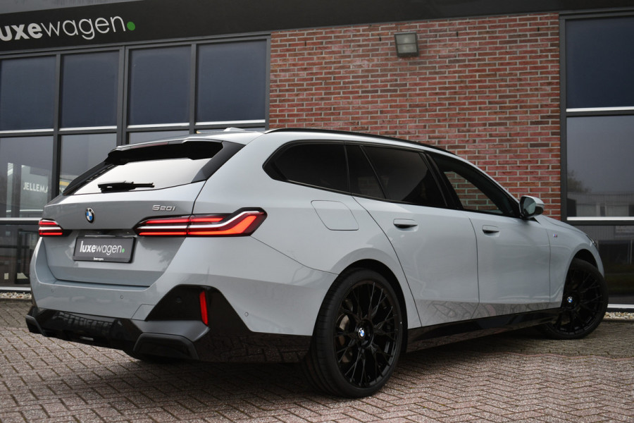 BMW 5 Serie Touring 520i M-Sport Pano Trekh 21inch Brooklyngrau ACC 360 H/K HUD Stoelventilatie