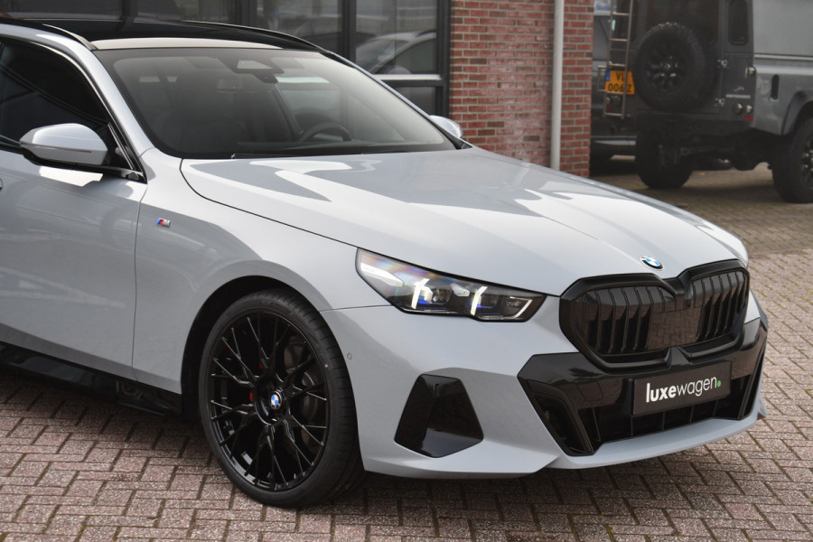 BMW 5 Serie Touring 520i M-Sport Pano Trekh 21inch Brooklyngrau ACC 360 H/K HUD Stoelventilatie