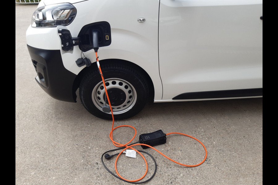 Citroën ë-Jumpy Club XL L3 50 kWh Airco Parkeersensors 3-Persoons Citroën ë-Jumpy Club XL L3 50 kWh Airco Parkeersensors 3-Persoons
