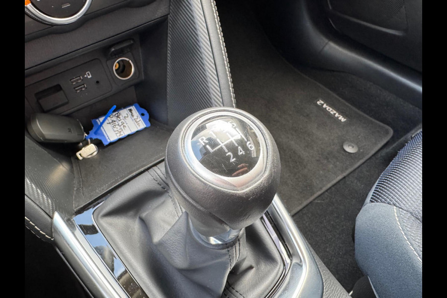 Mazda 2 1.5 SKYACTIV-G Luxury | Dodehoekherkenning, Head up display, Apple CarPlay/Android auto, LED, Stoel + Stuurverwarming, Parkeerse
