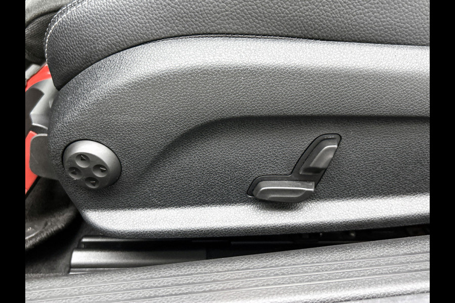 Mercedes-Benz C-Klasse 200 4MATIC AMG Line (Dealer onderH, Panorama, Carplay, Navi Groot, Camera, StoelV, Etc) Mercedes-Benz C-Klasse 200 4MATIC AMG Line (Dealer onderH, Panorama, Carplay, Navi Groot, Camera, StoelV, Etc)
