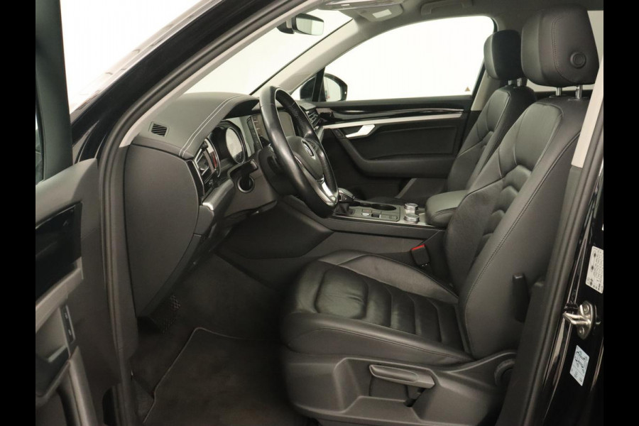 Volkswagen Touareg 3.0 TDI Elegance | Leder | Trekhaak | Camera | Luchtvering | Stoelverwarming | Adaptive cruise | Carplay | Achterbankverwarming | Navigatie | Full LED | Side Assist