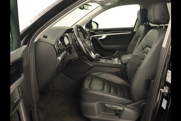 Volkswagen Touareg 3.0 TDI Elegance | Leder | Trekhaak | Camera | Luchtvering | Stoelverwarming | Adaptive cruise | Carplay | Achterbankverwarming | Navigatie | Full LED | Side Assist