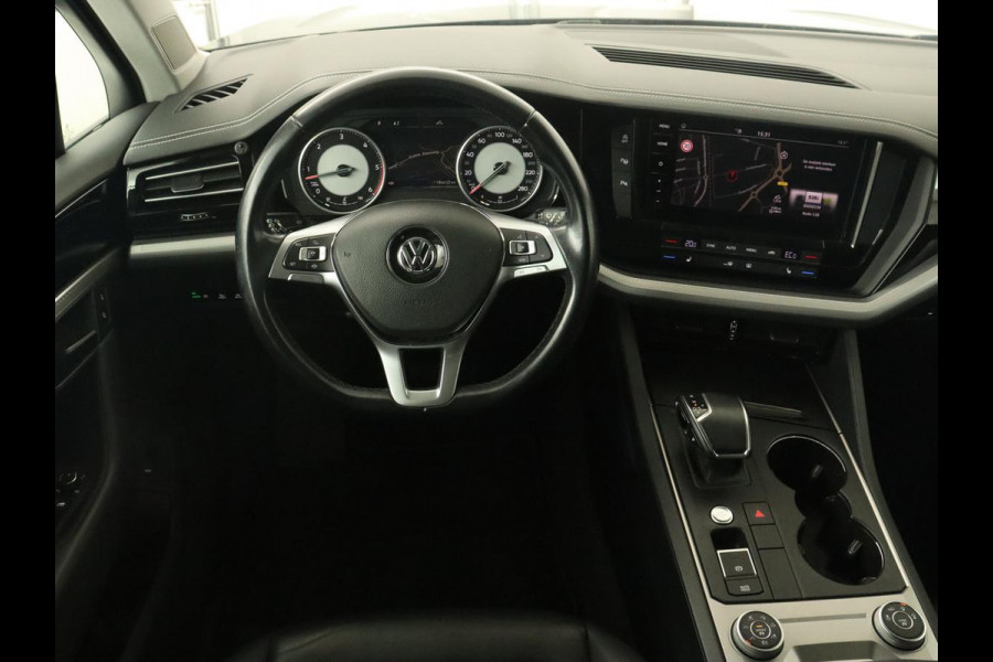 Volkswagen Touareg 3.0 TDI Elegance | Leder | Trekhaak | Camera | Luchtvering | Stoelverwarming | Adaptive cruise | Carplay | Achterbankverwarming | Navigatie | Full LED | Side Assist