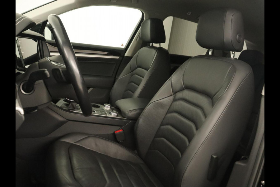 Volkswagen Touareg 3.0 TDI Elegance | Leder | Trekhaak | Camera | Luchtvering | Stoelverwarming | Adaptive cruise | Carplay | Achterbankverwarming | Navigatie | Full LED | Side Assist