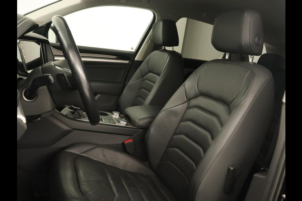 Volkswagen Touareg 3.0 TDI Elegance | Leder | Trekhaak | Camera | Luchtvering | Stoelverwarming | Adaptive cruise | Carplay | Achterbankverwarming | Navigatie | Full LED | Side Assist