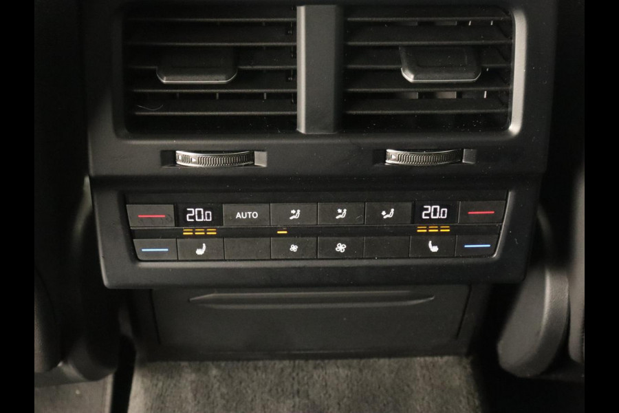 Volkswagen Touareg 3.0 TDI Elegance | Leder | Trekhaak | Camera | Luchtvering | Stoelverwarming | Adaptive cruise | Carplay | Achterbankverwarming | Navigatie | Full LED | Side Assist