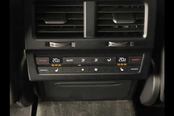 Volkswagen Touareg 3.0 TDI Elegance | Leder | Trekhaak | Camera | Luchtvering | Stoelverwarming | Adaptive cruise | Carplay | Achterbankverwarming | Navigatie | Full LED | Side Assist