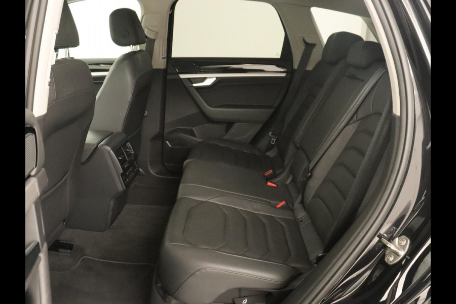 Volkswagen Touareg 3.0 TDI Elegance | Leder | Trekhaak | Camera | Luchtvering | Stoelverwarming | Adaptive cruise | Carplay | Achterbankverwarming | Navigatie | Full LED | Side Assist