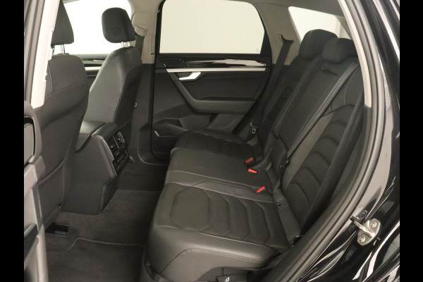 Volkswagen Touareg 3.0 TDI Elegance | Leder | Trekhaak | Camera | Luchtvering | Stoelverwarming | Adaptive cruise | Carplay | Achterbankverwarming | Navigatie | Full LED | Side Assist