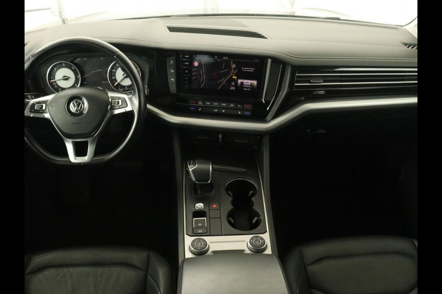 Volkswagen Touareg 3.0 TDI Elegance | Leder | Trekhaak | Camera | Luchtvering | Stoelverwarming | Adaptive cruise | Carplay | Achterbankverwarming | Navigatie | Full LED | Side Assist