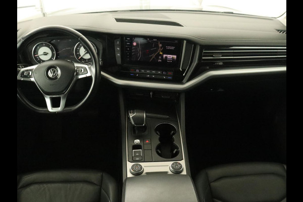 Volkswagen Touareg 3.0 TDI Elegance | Leder | Trekhaak | Camera | Luchtvering | Stoelverwarming | Adaptive cruise | Carplay | Achterbankverwarming | Navigatie | Full LED | Side Assist
