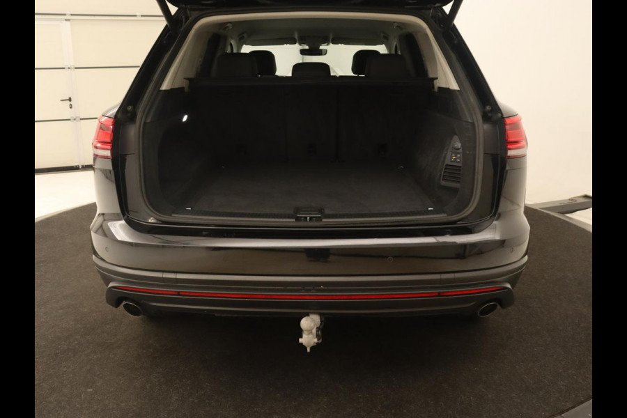 Volkswagen Touareg 3.0 TDI Elegance | Leder | Trekhaak | Camera | Luchtvering | Stoelverwarming | Adaptive cruise | Carplay | Achterbankverwarming | Navigatie | Full LED | Side Assist