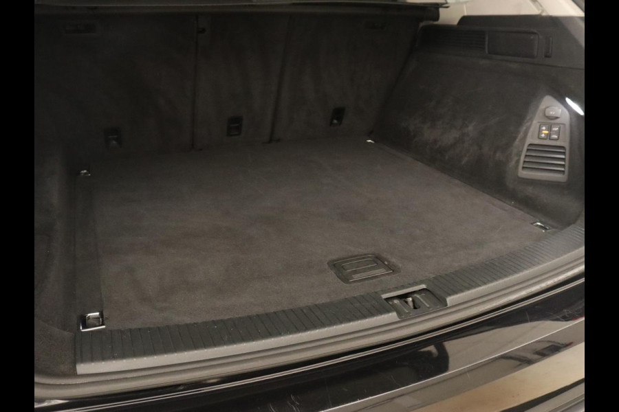 Volkswagen Touareg 3.0 TDI Elegance | Leder | Trekhaak | Camera | Luchtvering | Stoelverwarming | Adaptive cruise | Carplay | Achterbankverwarming | Navigatie | Full LED | Side Assist