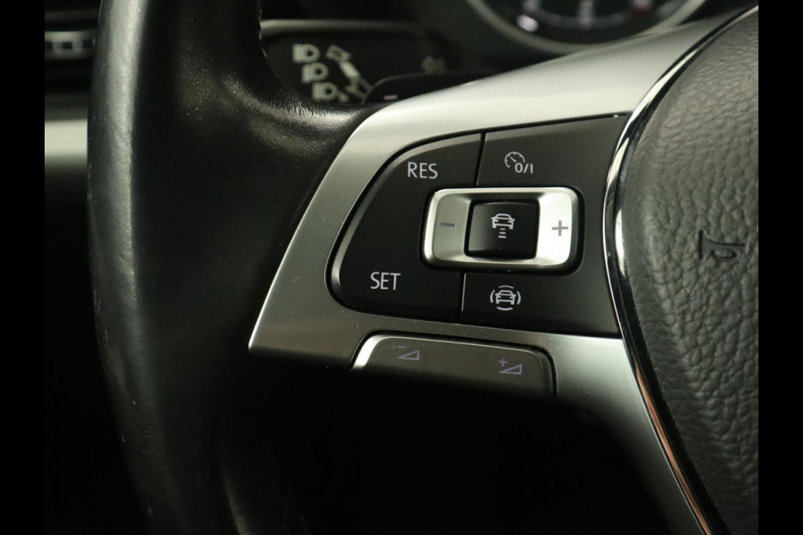 Volkswagen Touareg 3.0 TDI Elegance | Leder | Trekhaak | Camera | Luchtvering | Stoelverwarming | Adaptive cruise | Carplay | Achterbankverwarming | Navigatie | Full LED | Side Assist