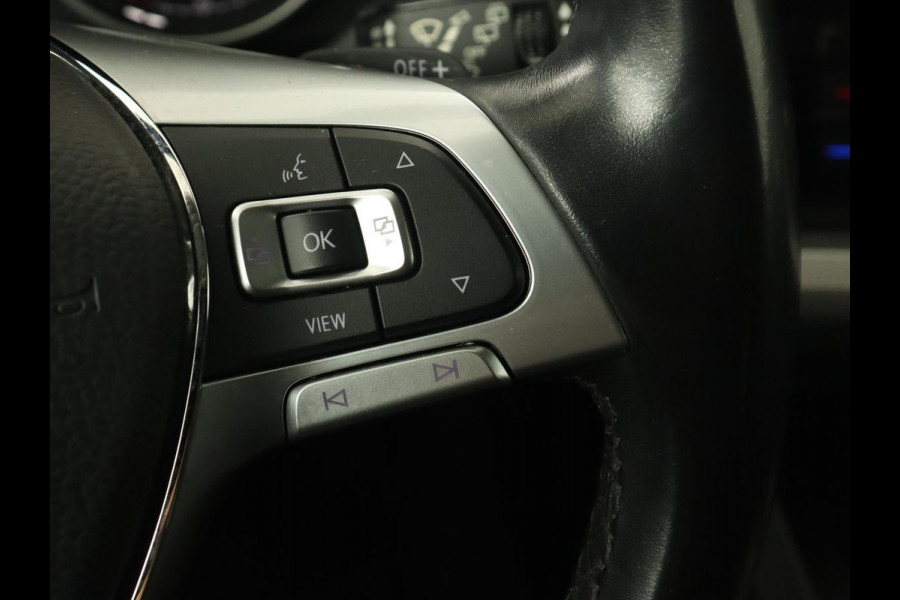 Volkswagen Touareg 3.0 TDI Elegance | Leder | Trekhaak | Camera | Luchtvering | Stoelverwarming | Adaptive cruise | Carplay | Achterbankverwarming | Navigatie | Full LED | Side Assist
