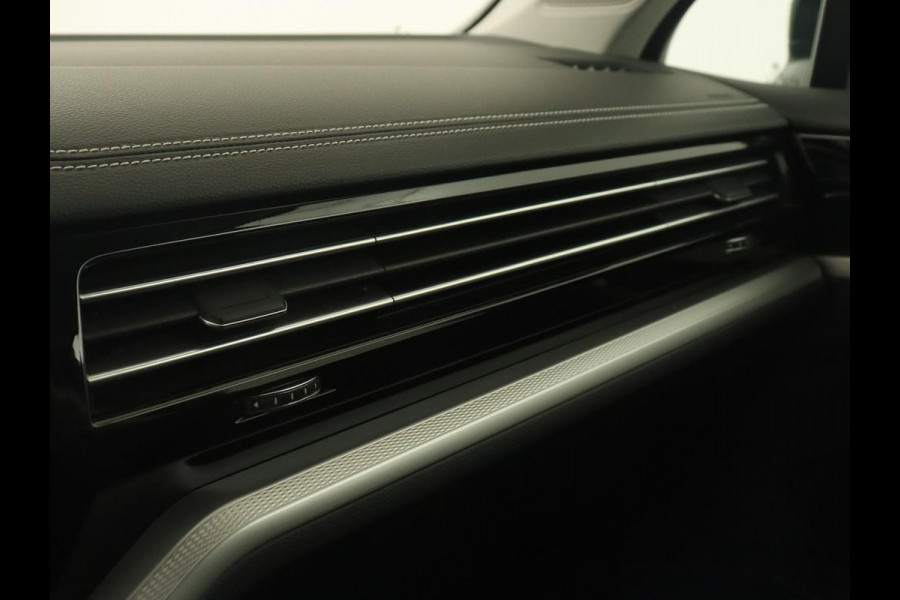 Volkswagen Touareg 3.0 TDI Elegance | Leder | Trekhaak | Camera | Luchtvering | Stoelverwarming | Adaptive cruise | Carplay | Achterbankverwarming | Navigatie | Full LED | Side Assist