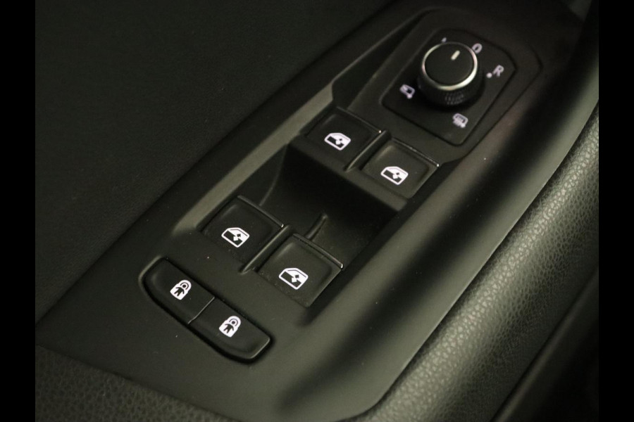 Volkswagen Touareg 3.0 TDI Elegance | Leder | Trekhaak | Camera | Luchtvering | Stoelverwarming | Adaptive cruise | Carplay | Achterbankverwarming | Navigatie | Full LED | Side Assist