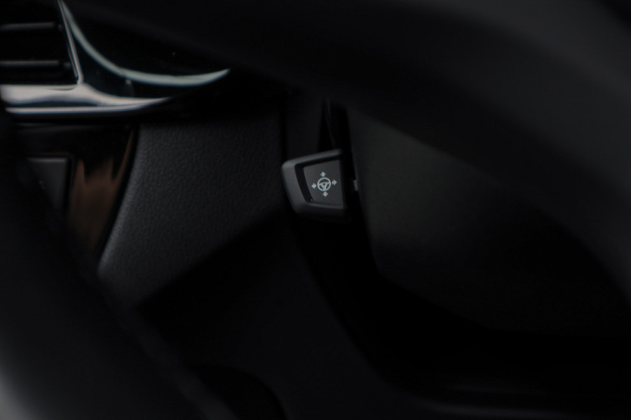 BMW 5 Serie Touring 520i M-Sport HUD Matrix DAP ACC Leer PDC Elektr. uitklapbaar trekhaak Elektr. bedienbaar achterklep Navi Camera Climate (3-zone) Memory seats PDC Zwarte binnenhemel LM velgen BTW auto