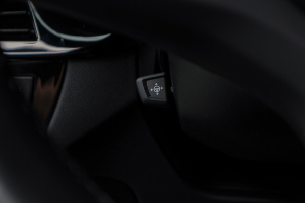 BMW 5 Serie Touring 520i M-Sport HUD Matrix DAP ACC Leer PDC Elektr. uitklapbaar trekhaak Elektr. bedienbaar achterklep Navi Camera Climate (3-zone) Memory seats PDC Zwarte binnenhemel LM velgen BTW auto