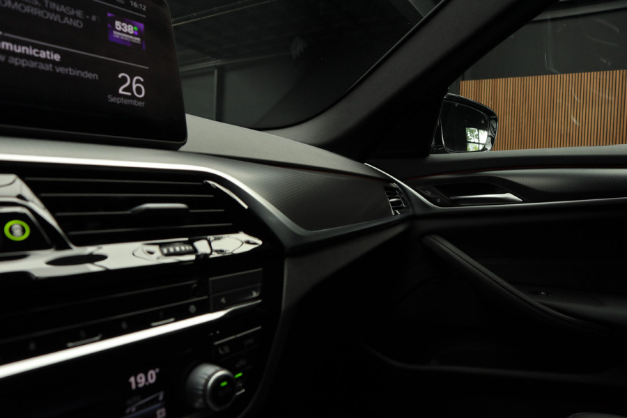 BMW 5 Serie Touring 520i M-Sport HUD Matrix DAP ACC Leer PDC Elektr. uitklapbaar trekhaak Elektr. bedienbaar achterklep Navi Camera Climate (3-zone) Memory seats PDC Zwarte binnenhemel LM velgen BTW auto