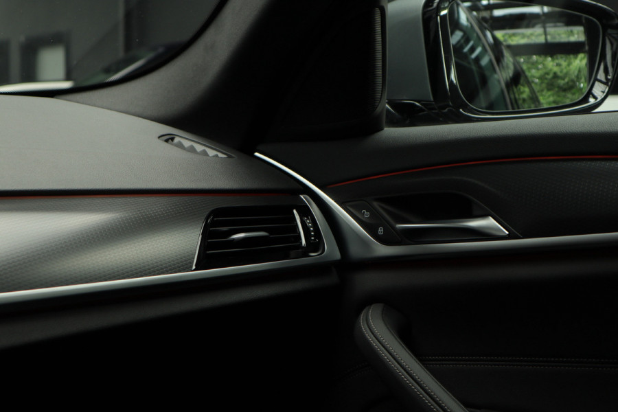 BMW 5 Serie Touring 520i M-Sport HUD Matrix DAP ACC Leer PDC Elektr. uitklapbaar trekhaak Elektr. bedienbaar achterklep Navi Camera Climate (3-zone) Memory seats PDC Zwarte binnenhemel LM velgen BTW auto