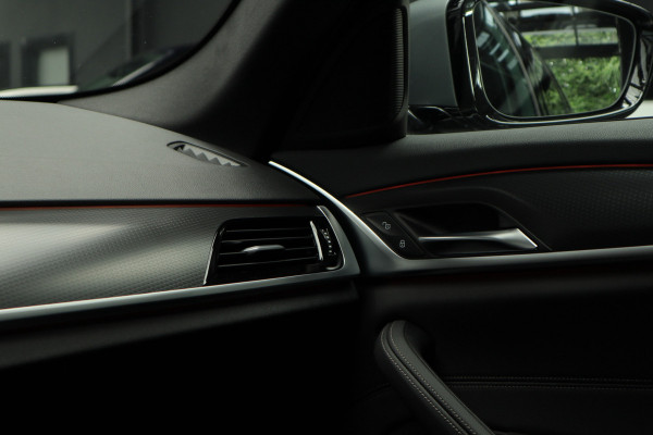 BMW 5 Serie Touring 520i M-Sport HUD Matrix DAP ACC Leer PDC Elektr. uitklapbaar trekhaak Elektr. bedienbaar achterklep Navi Camera Climate (3-zone) Memory seats PDC Zwarte binnenhemel LM velgen BTW auto