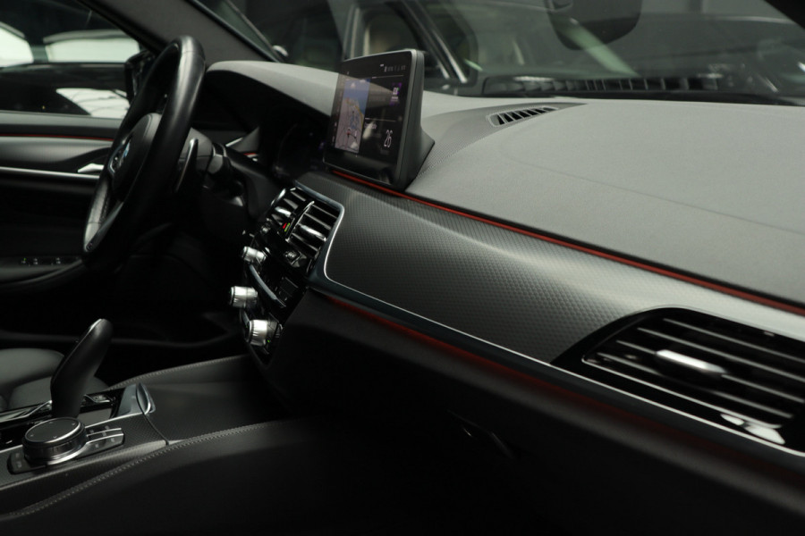 BMW 5 Serie Touring 520i M-Sport HUD Matrix DAP ACC Leer PDC Elektr. uitklapbaar trekhaak Elektr. bedienbaar achterklep Navi Camera Climate (3-zone) Memory seats PDC Zwarte binnenhemel LM velgen BTW auto