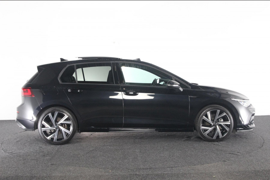 Volkswagen Golf 1.5 eTSI R-Line | panoramadak | camera | lmv 18" Volkswagen Golf 1.5 eTSI R-Line | panoramadak | camera | lmv 18"