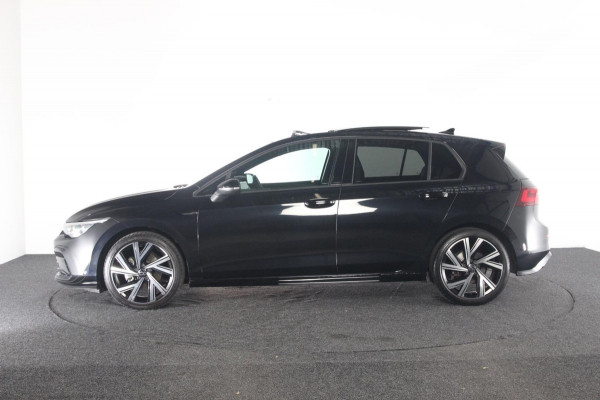 Volkswagen Golf 1.5 eTSI R-Line | panoramadak | camera | lmv 18" Volkswagen Golf 1.5 eTSI R-Line | panoramadak | camera | lmv 18"