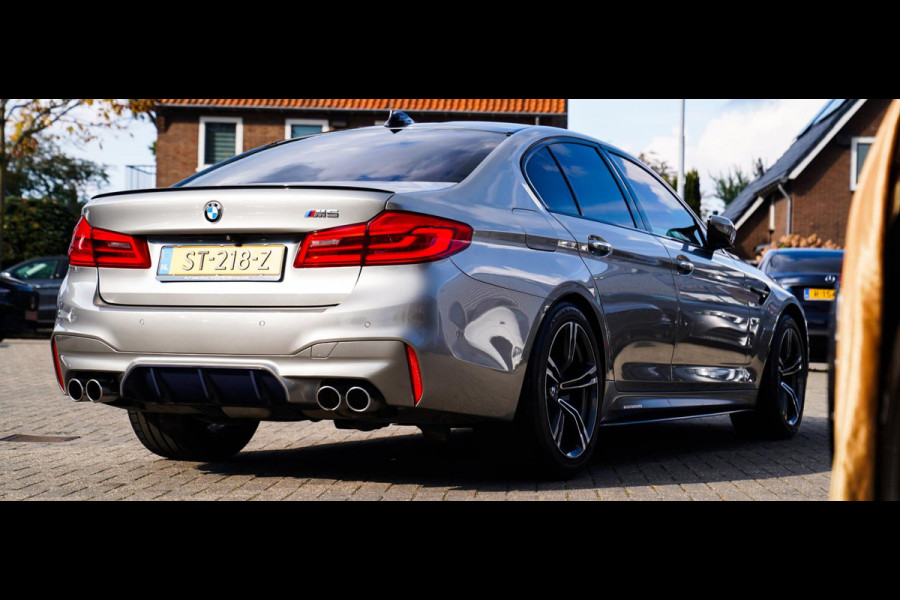 BMW 5 Serie M5 | Carbon | Harman/Kardon | Dealer onderhouden | Sfeerverlichting | Donington Grau | 600PK | NAP | Origineel NL |