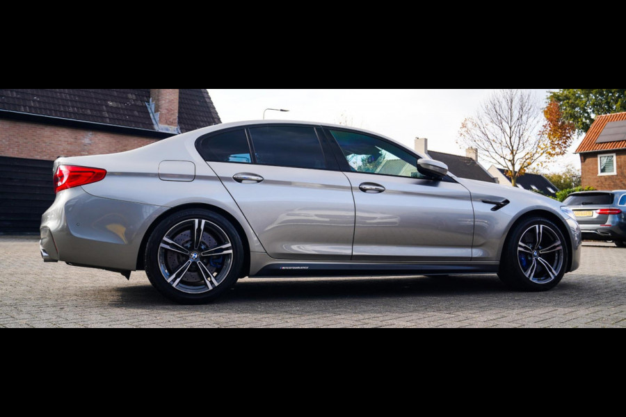 BMW 5 Serie M5 | Carbon | Harman/Kardon | Dealer onderhouden | Sfeerverlichting | Donington Grau | 600PK | NAP | Origineel NL |