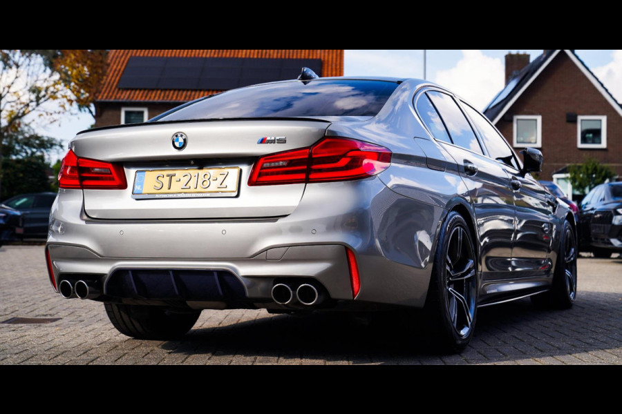 BMW 5 Serie M5 | Carbon | Harman/Kardon | Dealer onderhouden | Sfeerverlichting | Donington Grau | 600PK | NAP | Origineel NL |
